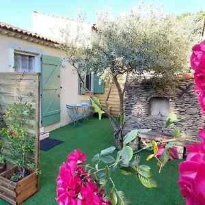  Hébergement de vacances De L'olivier, Classe, Climatise, Jardin Avec Parking Gratuit Devant Le Et A 5 Minutes Du Centre-ville A Pied